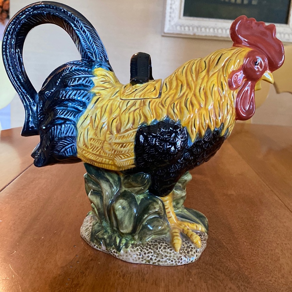 Beautiful Seymour Mann Rooster Teapot.Approximately 8 1/2” Tall and 10 1/2” Wide